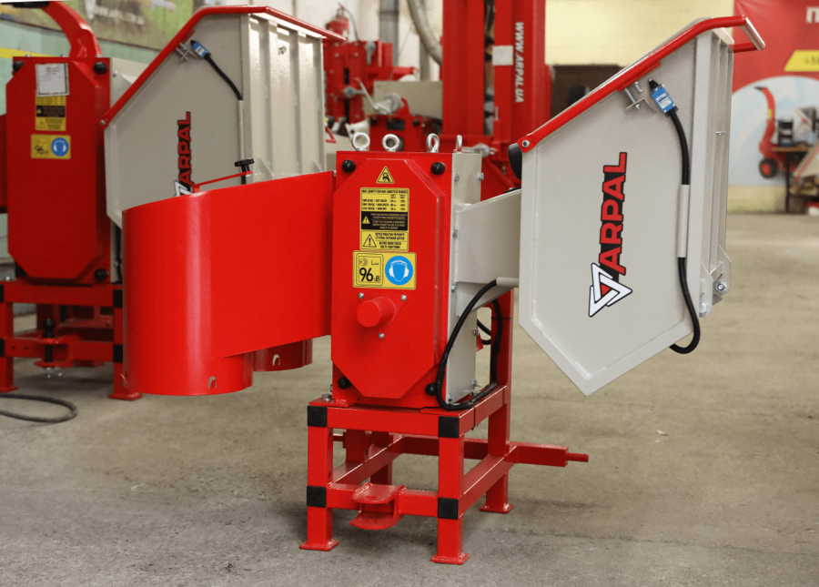 AM-120PTO ARPAL Traktor-Häcksler mit PTO-Antrieb, max. Aststärke 120 mm, 6 gehärtete Messer, Produktionskapazität 6 m³/h, Sackverpackung möglich, ideal für Brennstoff und Mulch