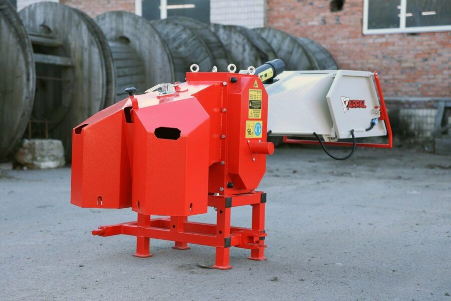 AM-120PTO ARPAL Traktor-Häcksler mit PTO-Antrieb, max. Aststärke 120 mm, 6 gehärtete Messer, Produktionskapazität 6 m³/h, Sackverpackung möglich, ideal für Brennstoff und Mulch