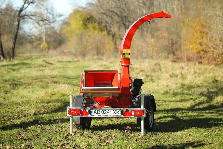 Der Häcksler MK-120BD ARPAL ist ein robuster Benzinhäcksler mit 18 PS, ideal zur Zerkleinerung von Ästen bis 120 mm. Mit seinen vier langlebigen Messern verarbeitet er bis zu 6 m³ Holz pro Stunde und erzeugt gleichmäßige Hackschnitzel (5–50 mm). Perfekt für Heizmaterial, Mulch oder Pellets. Dank stabiler Bauweise, hochwertigem Stahl und Pulverbeschichtung ist er langlebig und widerstandsfähig. Ideal für Landwirtschaft, Forstwirtschaft und private Anwendungen.