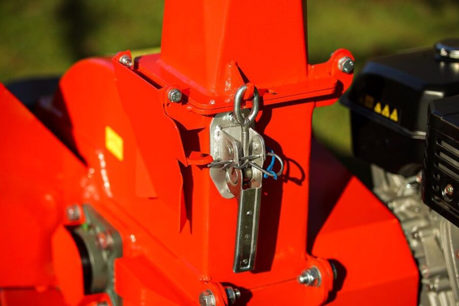 Der Häcksler MK-120BD ARPAL ist ein robuster Benzinhäcksler mit 18 PS, ideal zur Zerkleinerung von Ästen bis 120 mm. Mit seinen vier langlebigen Messern verarbeitet er bis zu 6 m³ Holz pro Stunde und erzeugt gleichmäßige Hackschnitzel (5–50 mm). Perfekt für Heizmaterial, Mulch oder Pellets. Dank stabiler Bauweise, hochwertigem Stahl und Pulverbeschichtung ist er langlebig und widerstandsfähig. Ideal für Landwirtschaft, Forstwirtschaft und private Anwendungen.