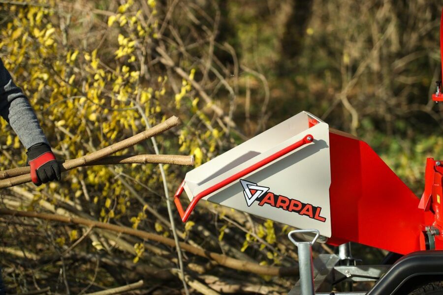 Der Häcksler MK-120BD ARPAL ist ein robuster Benzinhäcksler mit 18 PS, ideal zur Zerkleinerung von Ästen bis 120 mm. Mit seinen vier langlebigen Messern verarbeitet er bis zu 6 m³ Holz pro Stunde und erzeugt gleichmäßige Hackschnitzel (5–50 mm). Perfekt für Heizmaterial, Mulch oder Pellets. Dank stabiler Bauweise, hochwertigem Stahl und Pulverbeschichtung ist er langlebig und widerstandsfähig. Ideal für Landwirtschaft, Forstwirtschaft und private Anwendungen.