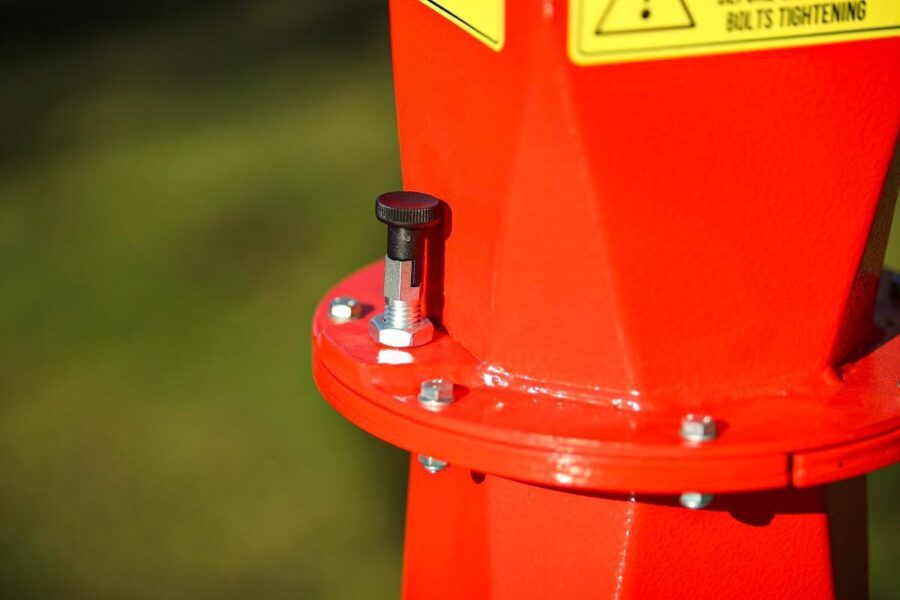 Der Häcksler MK-120BD ARPAL ist ein robuster Benzinhäcksler mit 18 PS, ideal zur Zerkleinerung von Ästen bis 120 mm. Mit seinen vier langlebigen Messern verarbeitet er bis zu 6 m³ Holz pro Stunde und erzeugt gleichmäßige Hackschnitzel (5–50 mm). Perfekt für Heizmaterial, Mulch oder Pellets. Dank stabiler Bauweise, hochwertigem Stahl und Pulverbeschichtung ist er langlebig und widerstandsfähig. Ideal für Landwirtschaft, Forstwirtschaft und private Anwendungen.