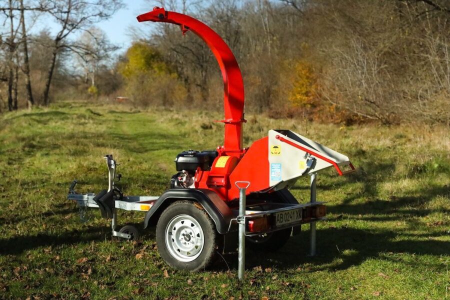 Der Häcksler MK-120BD ARPAL ist ein robuster Benzinhäcksler mit 18 PS, ideal zur Zerkleinerung von Ästen bis 120 mm. Mit seinen vier langlebigen Messern verarbeitet er bis zu 6 m³ Holz pro Stunde und erzeugt gleichmäßige Hackschnitzel (5–50 mm). Perfekt für Heizmaterial, Mulch oder Pellets. Dank stabiler Bauweise, hochwertigem Stahl und Pulverbeschichtung ist er langlebig und widerstandsfähig. Ideal für Landwirtschaft, Forstwirtschaft und private Anwendungen.