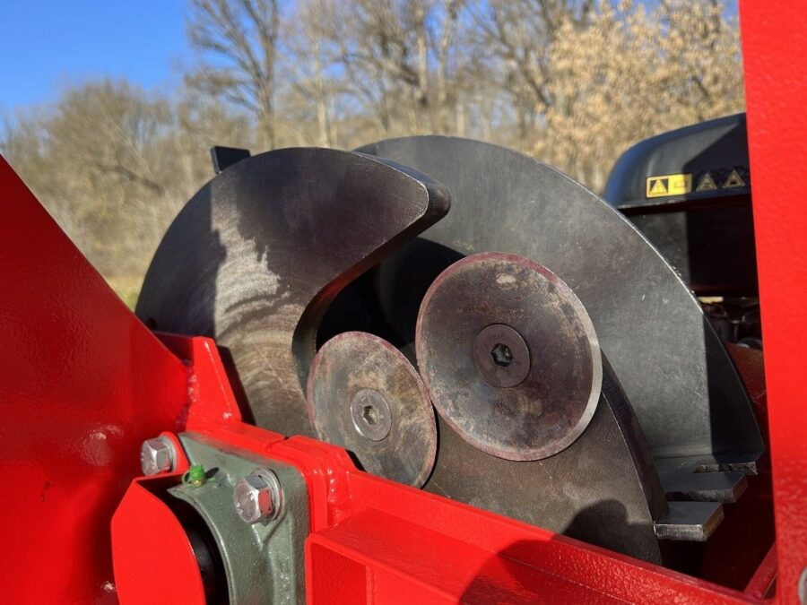 Der Häcksler MK-120BD ARPAL ist ein robuster Benzinhäcksler mit 18 PS, ideal zur Zerkleinerung von Ästen bis 120 mm. Mit seinen vier langlebigen Messern verarbeitet er bis zu 6 m³ Holz pro Stunde und erzeugt gleichmäßige Hackschnitzel (5–50 mm). Perfekt für Heizmaterial, Mulch oder Pellets. Dank stabiler Bauweise, hochwertigem Stahl und Pulverbeschichtung ist er langlebig und widerstandsfähig. Ideal für Landwirtschaft, Forstwirtschaft und private Anwendungen.