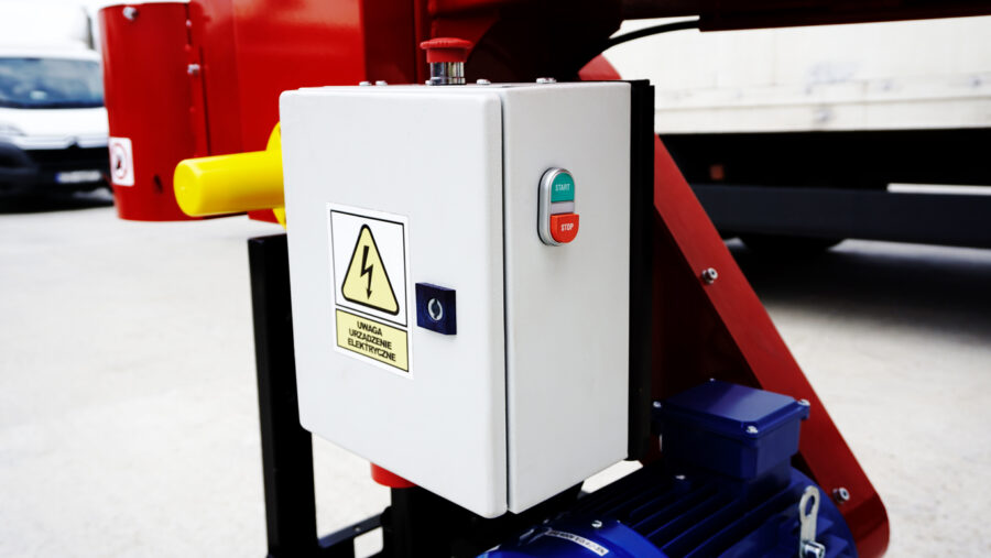 Häcksler REMET RPE-120 mit 11 kW Elektromotor, max. 100 mm Astdurchmesser, 6 oder 8 HARDOX 500 Messer, stabile geschweißte Konstruktion, Produktivität bis 10 m³/h, optional mit Förderband erhältlich.