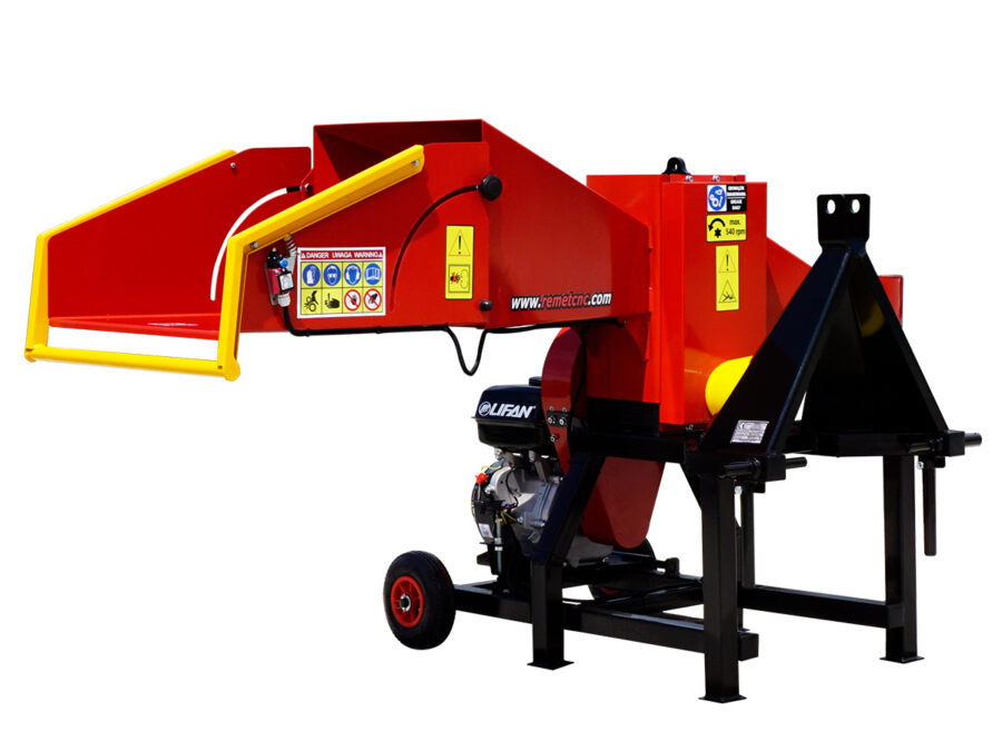 Häcksler REMET RS120 mit 15 PS Benzinmotor und PTO-Antrieb, max. 100 mm Astdurchmesser, 6 Schneidmesser, Fahrgestell mit zwei Rädern, optional mit Absacksystem oder Förderband.