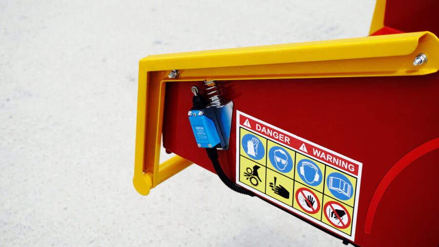 äcksler REMET RE-120 mit 7,5 kW Elektromotor und PTO-Antrieb, max. 100 mm Astdurchmesser, 6 oder 8 HARDOX 500 Messer, verstärkte Schneidmechanik, Produktivität bis 10 m³/h.