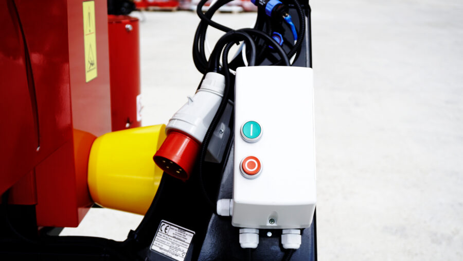 äcksler REMET RE-120 mit 7,5 kW Elektromotor und PTO-Antrieb, max. 100 mm Astdurchmesser, 6 oder 8 HARDOX 500 Messer, verstärkte Schneidmechanik, Produktivität bis 10 m³/h.