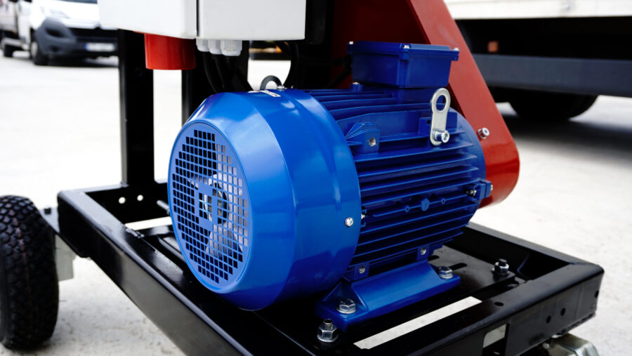 Häcksler REMET RPE-120 mit 11 kW Elektromotor, max. 100 mm Astdurchmesser, 6 oder 8 HARDOX 500 Messer, stabile geschweißte Konstruktion, Produktivität bis 10 m³/h, optional mit Förderband erhältlich.