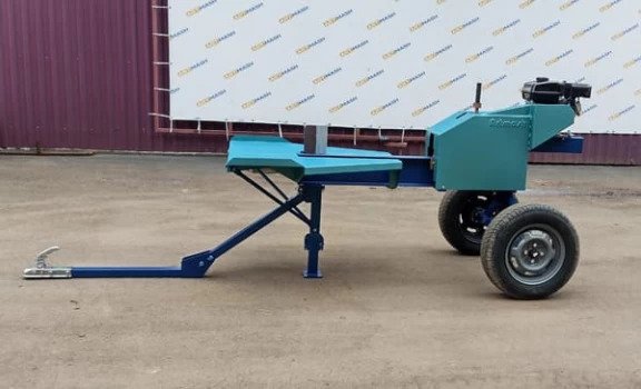 Industrieller Holzspalter DKPR-7B mit 7 PS Benzinmotor, Anhängevorrichtung & verstärkten Rädern. Perfekt für schwieriges Gelände & mobilen Einsatz.