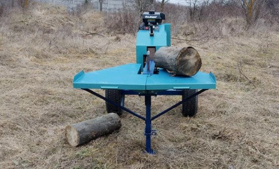 Industrieller Holzspalter DKPR-7B mit 7 PS Benzinmotor, Anhängevorrichtung & verstärkten Rädern. Perfekt für schwieriges Gelände & mobilen Einsatz.