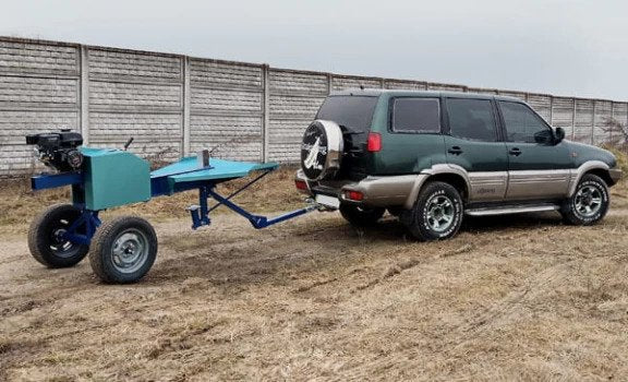 Industrieller Holzspalter DKPR-7B mit 7 PS Benzinmotor, Anhängevorrichtung & verstärkten Rädern. Perfekt für schwieriges Gelände & mobilen Einsatz.