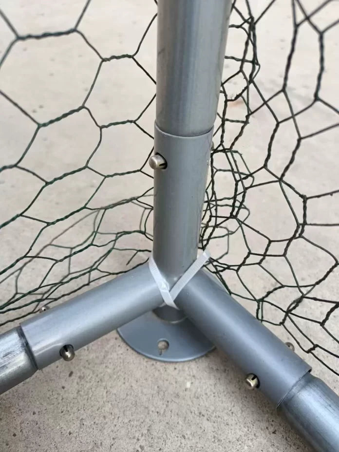 Das Bild zeigt, wie der Hühnerstall gebaut wird.