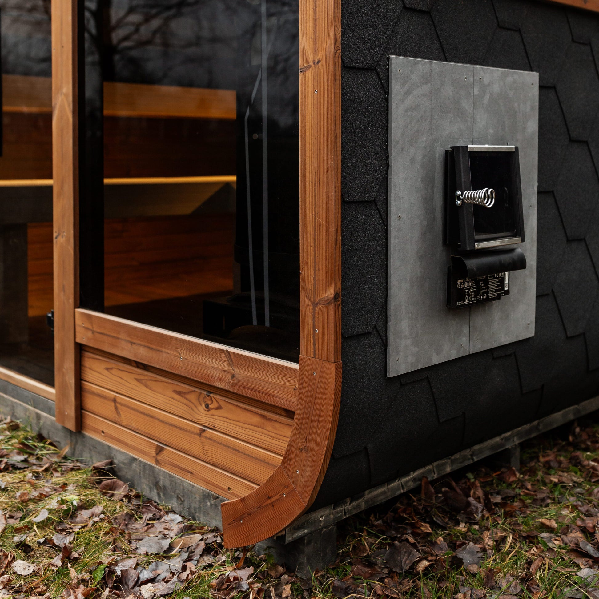 Komplett ausgestattete Panorama-LUX-MINI-Sauna 245×300 – aus Fichtenholz, mit Holzofen – sofort einsatzbereit