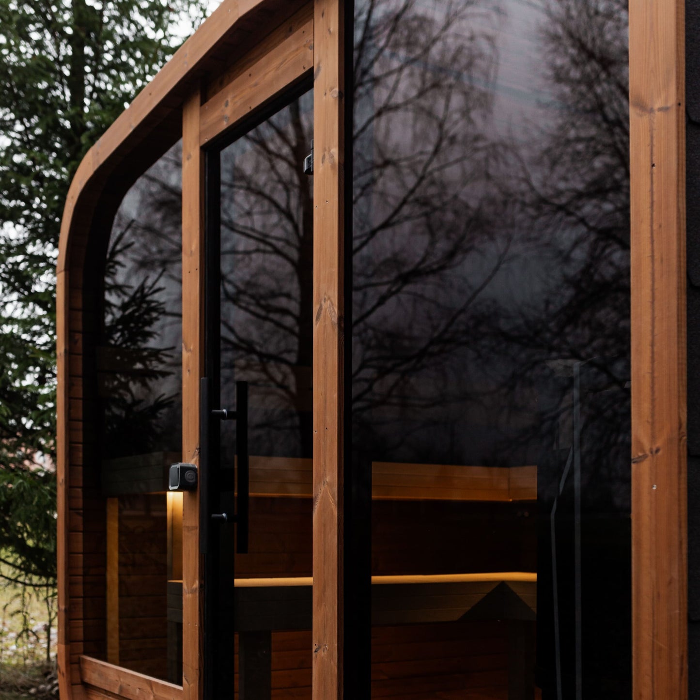 Komplett ausgestattete Panorama-LUX-MINI-Sauna 245×300 – aus Fichtenholz, mit Holzofen – sofort einsatzbereit