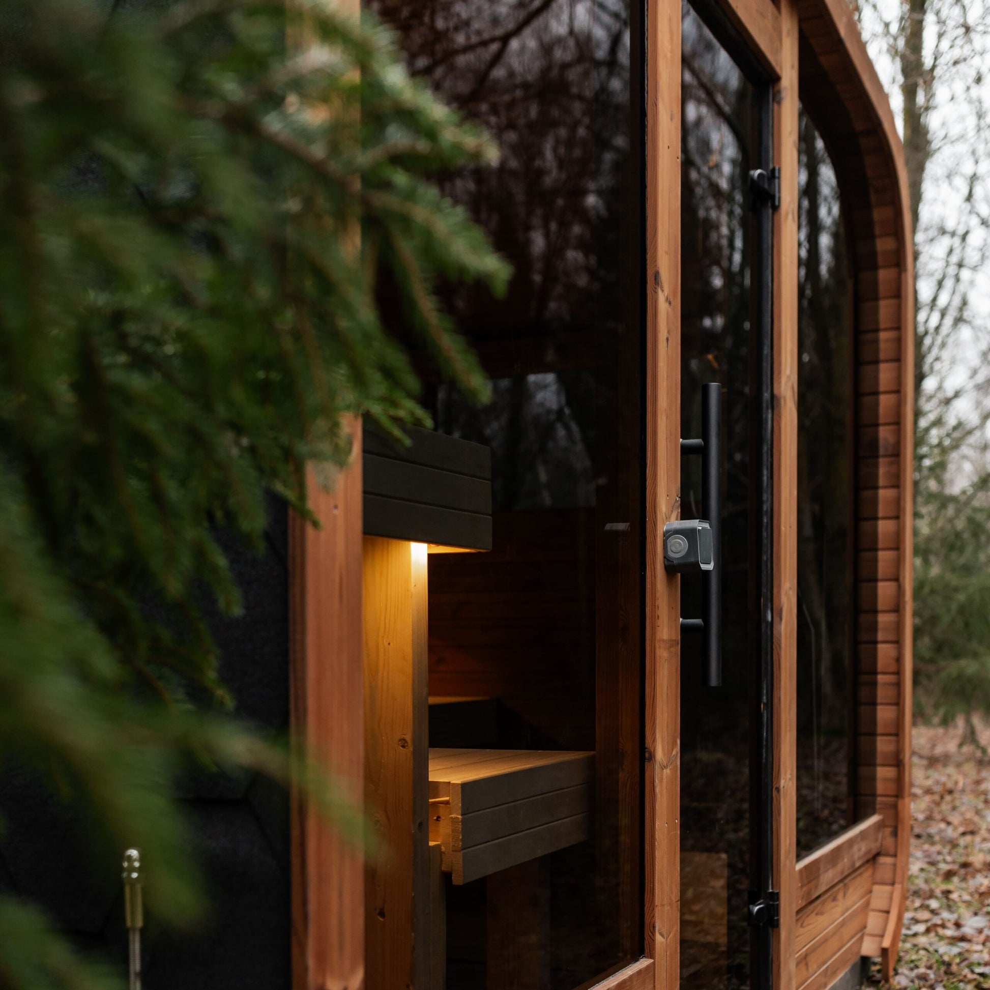 Komplett ausgestattete Panorama-LUX-MINI-Sauna 245×300 – aus Fichtenholz, mit Holzofen – sofort einsatzbereit
