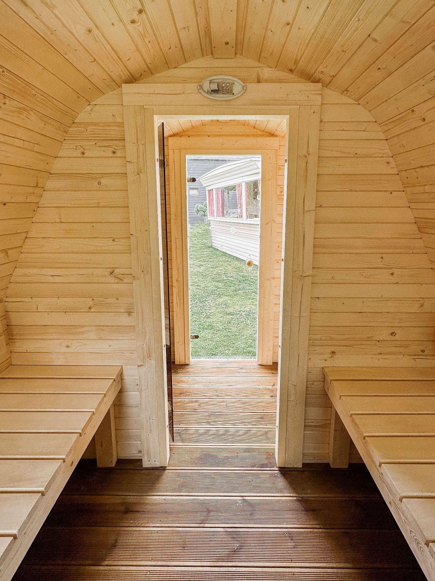 Komplett ausgestattete Premium-IGLU-Gartensauna 3,5 m mit Vorraum – aus Fichtenholz, mit Holzofen – sofort einsatzbereit