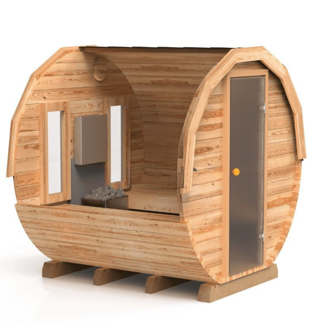 Runde Außensauna aus hochwertigem Fichten- oder Thermoholz, geeignet für 4–Personen. Mit Lindenholz-Bänken, Bitumenschindeln-Dach, Sicherheitsglas-Türen und Harvia-Beleuchtung.