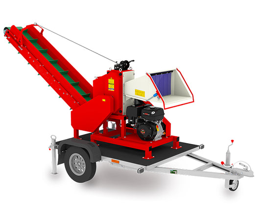Häcksler AM-120BD-K PRO ARPAL mit 18 PS Benzinmotor, max. 120 mm Astdurchmesser, 6 Stahlmesser, Produktivität bis 10 m³/h, mit faltbarem PVC-Förderband, auf Anhänger montiert für mobile Einsätze.