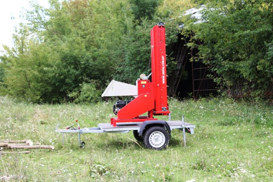Häcksler AM-120BD-K PRO ARPAL mit 18 PS Benzinmotor, max. 120 mm Astdurchmesser, 6 Stahlmesser, Produktivität bis 10 m³/h, mit faltbarem PVC-Förderband, auf Anhänger montiert für mobile Einsätze.
