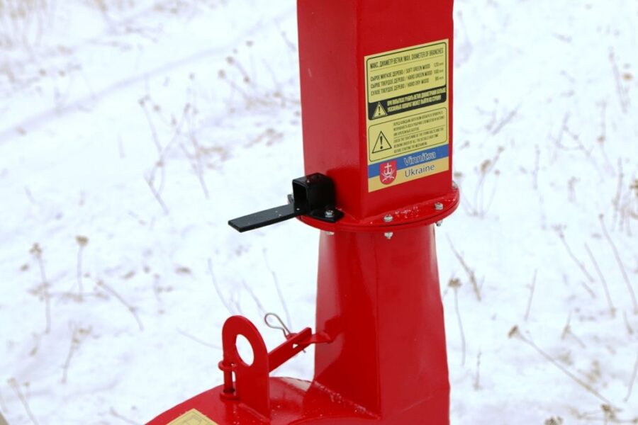 Häcksler MK-120 PTO ARPAL mit Zapfwellenantrieb, max. 120 mm Astdurchmesser, 4 Schneidmesser aus 6XB2C-Stahl, Produktivität bis 6 m³/h, drehbarer Auswurfschacht für flexiblen Materialtransport.