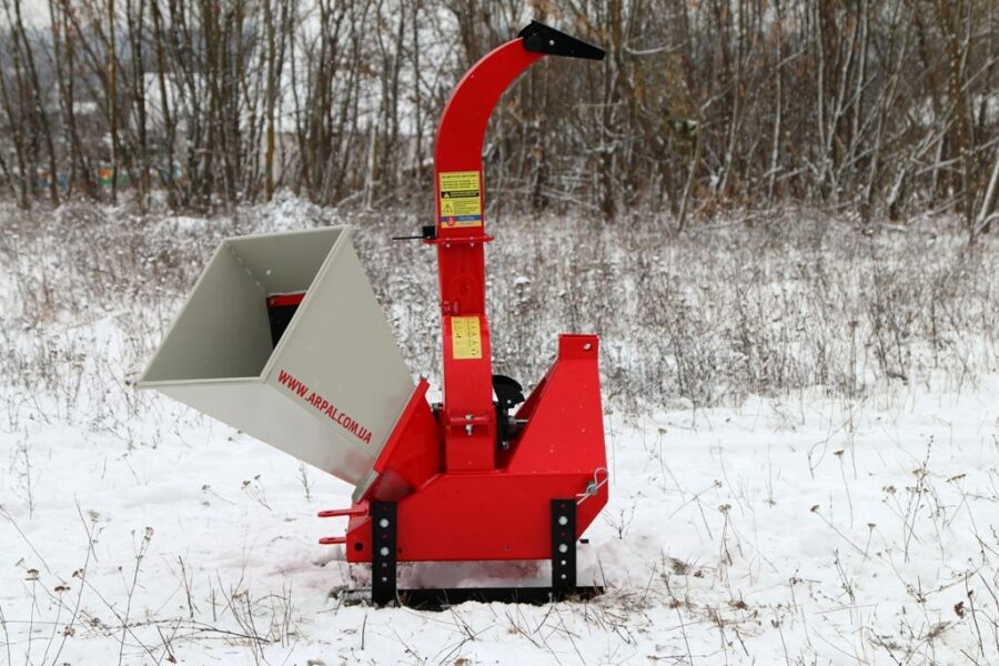 Häcksler MK-120 PTO ARPAL mit Zapfwellenantrieb, max. 120 mm Astdurchmesser, 4 Schneidmesser aus 6XB2C-Stahl, Produktivität bis 6 m³/h, drehbarer Auswurfschacht für flexiblen Materialtransport.