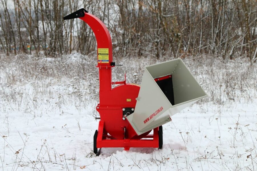 Häcksler MK-120 PTO ARPAL mit Zapfwellenantrieb, max. 120 mm Astdurchmesser, 4 Schneidmesser aus 6XB2C-Stahl, Produktivität bis 6 m³/h, drehbarer Auswurfschacht für flexiblen Materialtransport.