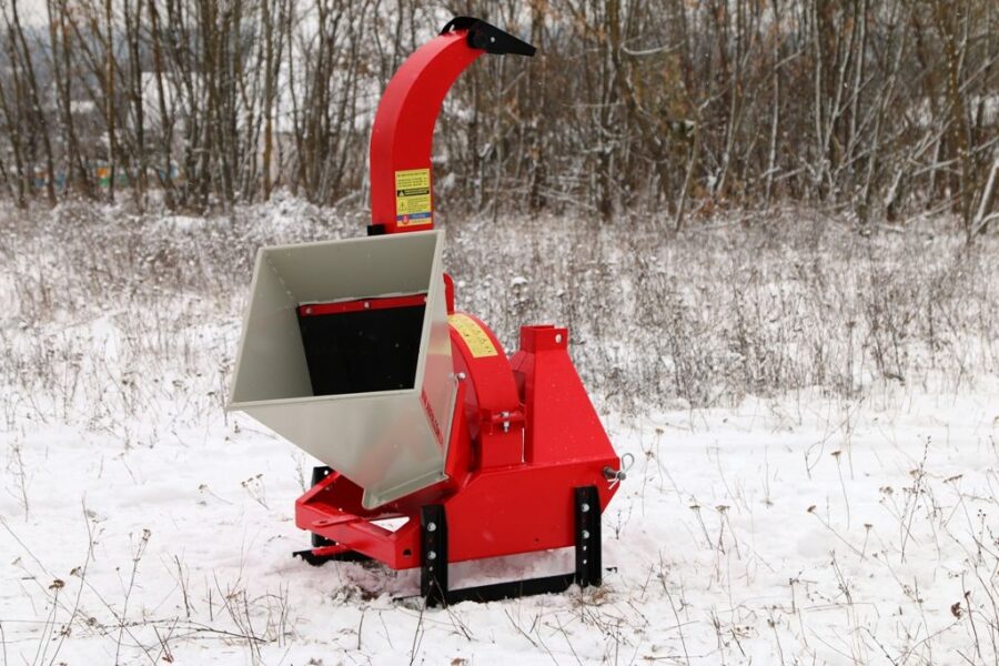 Häcksler MK-120 PTO ARPAL mit Zapfwellenantrieb, max. 120 mm Astdurchmesser, 4 Schneidmesser aus 6XB2C-Stahl, Produktivität bis 6 m³/h, drehbarer Auswurfschacht für flexiblen Materialtransport.