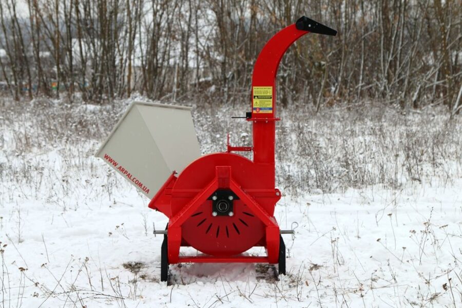 Häcksler MK-120 PTO ARPAL mit Zapfwellenantrieb, max. 120 mm Astdurchmesser, 4 Schneidmesser aus 6XB2C-Stahl, Produktivität bis 6 m³/h, drehbarer Auswurfschacht für flexiblen Materialtransport.