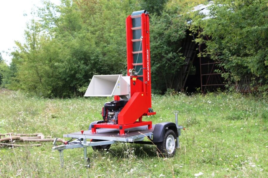 Häcksler AM-120BD-K PRO ARPAL mit 18 PS Benzinmotor, max. 120 mm Astdurchmesser, 6 Stahlmesser, Produktivität bis 10 m³/h, mit faltbarem PVC-Förderband, auf Anhänger montiert für mobile Einsätze.