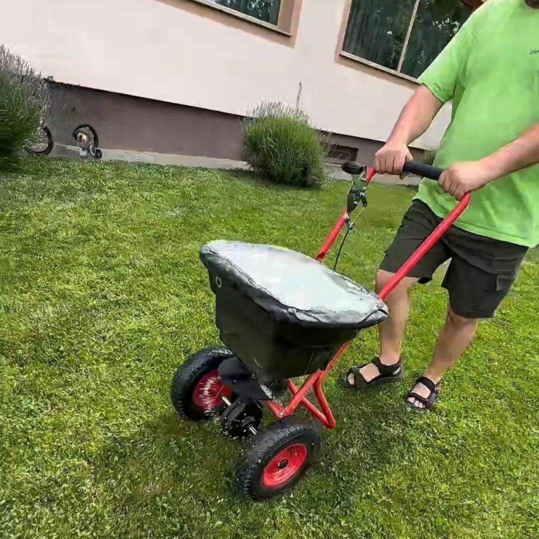 Das Foto zeigt den Streuwagen im praktischen Einsatz