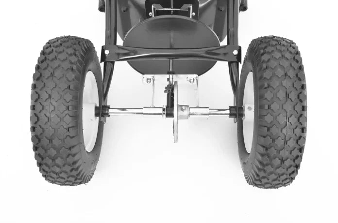 Handbetriebener Streuwagen – Salzstreuer MI‑30 mit 30 L Fassungsvermögen. Perfekt für Streusalz, Sand, Dünger oder Saatgut. Ideal für Winterdienst & Rasenpflege – robust, kompakt, zuverlässig.