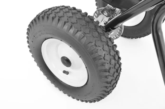 Handbetriebener Streuwagen – Salzstreuer MI‑30 mit 30 L Fassungsvermögen. Perfekt für Streusalz, Sand, Dünger oder Saatgut. Ideal für Winterdienst & Rasenpflege – robust, kompakt, zuverlässig.