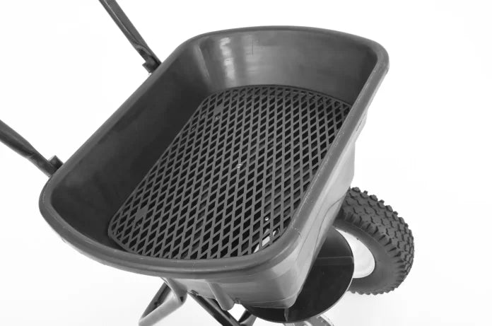 Handbetriebener Streuwagen – Salzstreuer MI‑30 mit 30 L Fassungsvermögen. Perfekt für Streusalz, Sand, Dünger oder Saatgut. Ideal für Winterdienst & Rasenpflege – robust, kompakt, zuverlässig.